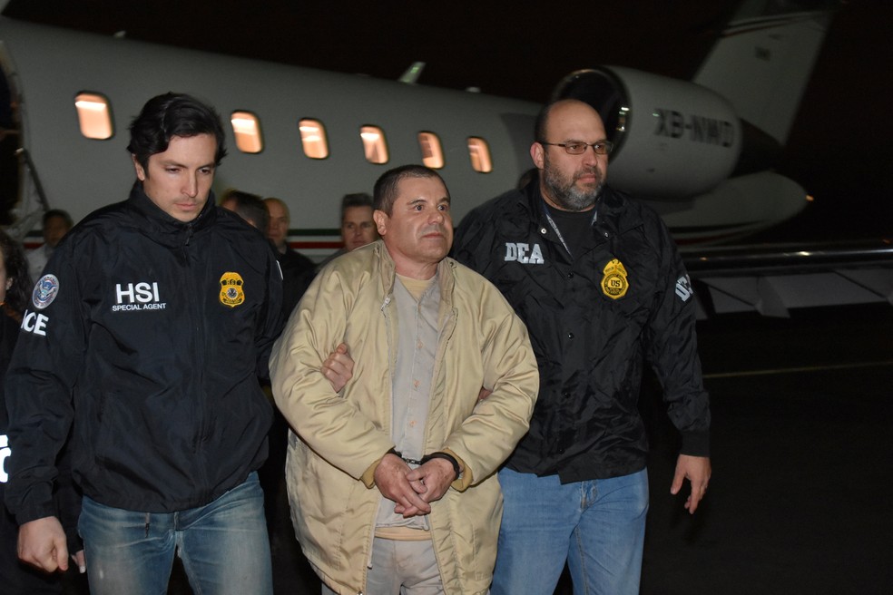 O traficante mexicano 'El Chapo' é escoltado na chegada ao aeroporto de Long Island, nos EUA, após ser deportado — Foto: Reuters