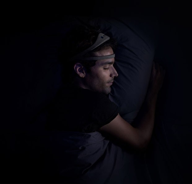 Yves Behar cria headband que induz o sono profundo (Foto: Divulgação)