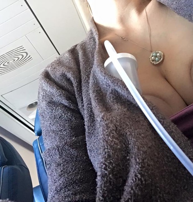 Jenna dentro do avião (Foto: Reprodução - Facebook)
