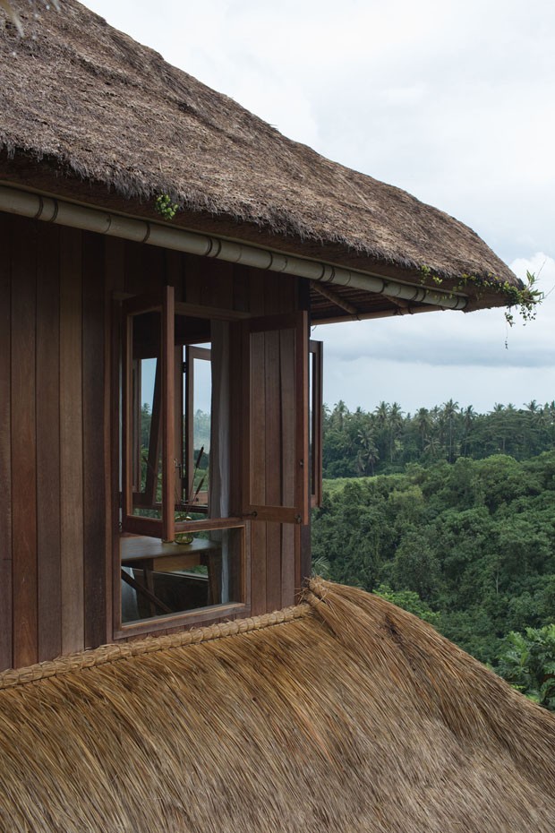 Casa em Bali tem décor rústico e vista para vulcão   (Foto: Tommaso Riva)