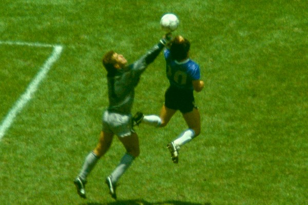 Maradona marcando o gol batizado por ele de Mão de Deus na vitória argentina por 2 a 1 contra a Inglaterra na Copa do Mundo de 1986 (Foto: Getty Images)