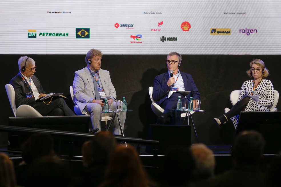 Especialistas debatem painel na Rio Oil and Gas: Na foto,  o embaixador Marcos Caramuru;  Robert Johnston, da Columbia University; Eirik Wærness, da Equinor; e Fernanda Delgado, diretora do IBP — Foto: Roberto Moreyra