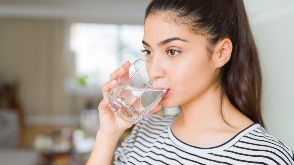 Hidratação: beba bastante água — Foto: Crédito: iStockPhotos