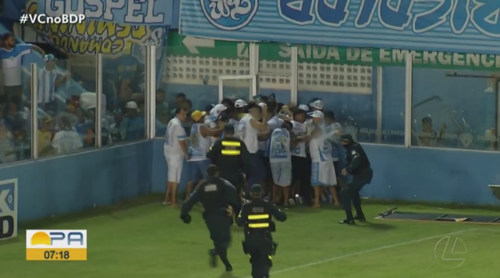 Polícia conteve a invasão da organizada no jogo entre Paysandu e Ituano — Foto: Reprodução/TV Liberal