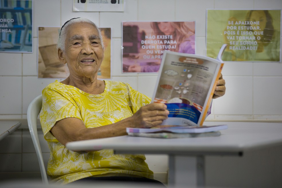 A aposentada revela as dificuldades que sente para aprender — Foto: Fabiane de Paula