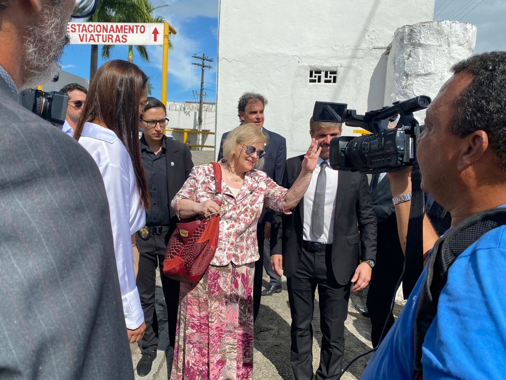 Rosa Weber, presidente do STF, acena para aprovados em concurso da polícia penal que fizeram protesto durante visita ao Complexo do Curado — Foto: Pedro Alves/g1