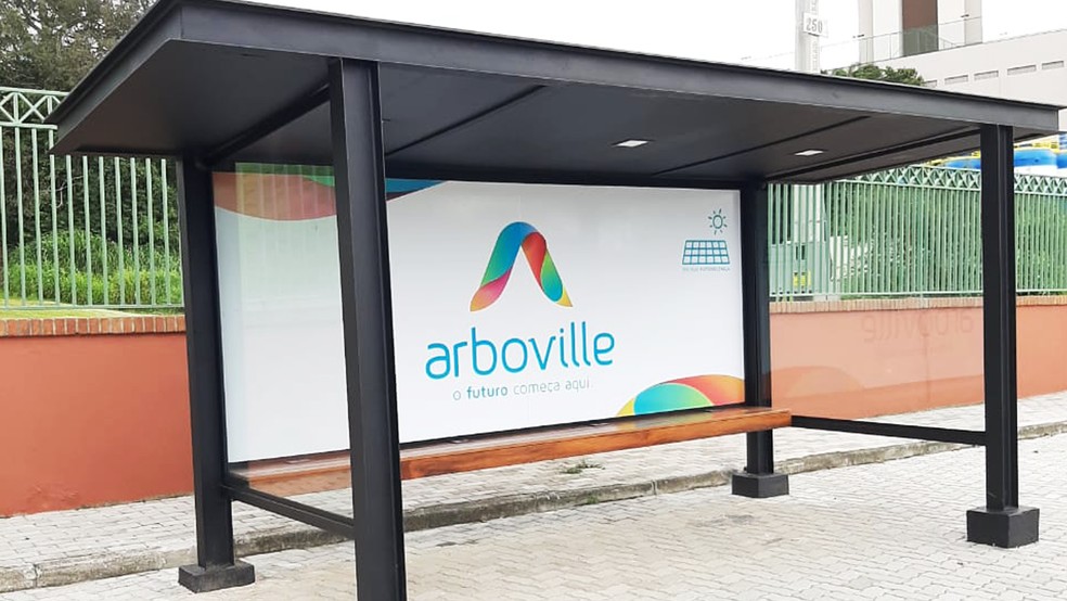 Ponto de ônibus com energia fotovoltaica é destaque em Arboville — Foto: Alvoradas Arboville