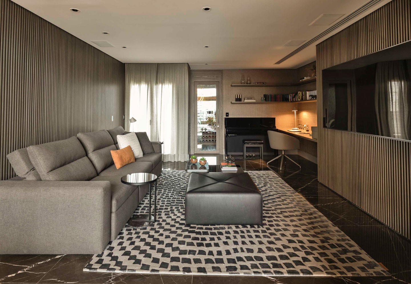 Doses de cor, formas elegantes e estampas expressivas em apartamento de 275 m² (Foto: Ruy Teixeira/divulgação)
