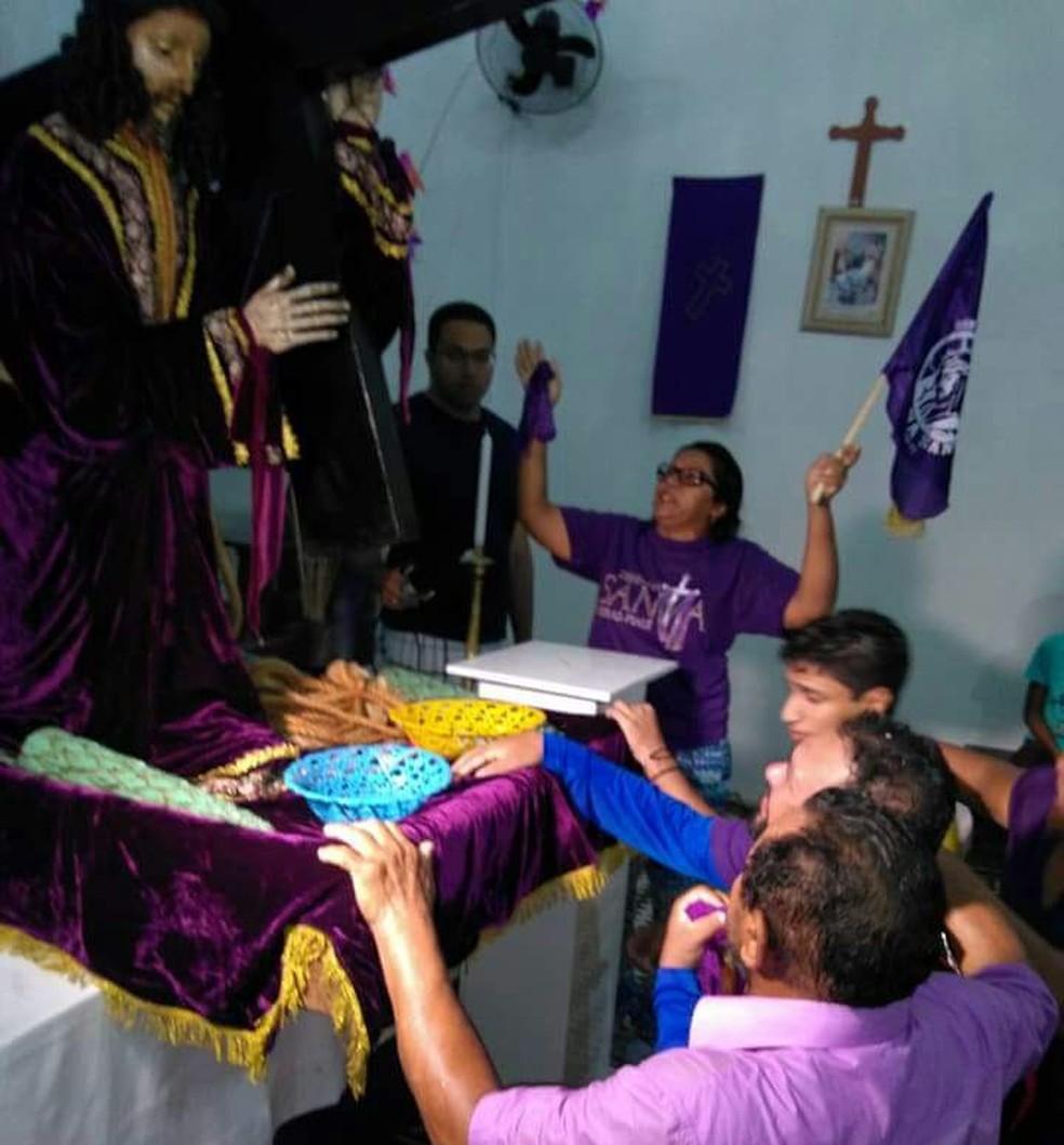 Ao chegar em Oeiras, Fabrício França (ajoelhado no centro) agradeceu a graça recebida (Foto: Arquivo pessoal/Facebook)