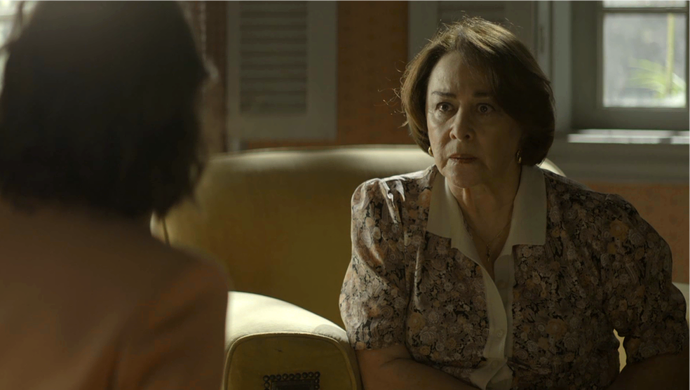 Evelina (Nívea Maria) faz duras acusações contra Josiane (Agatha Moreira), em 'A Dona do Pedaço' — Foto: TV Globo