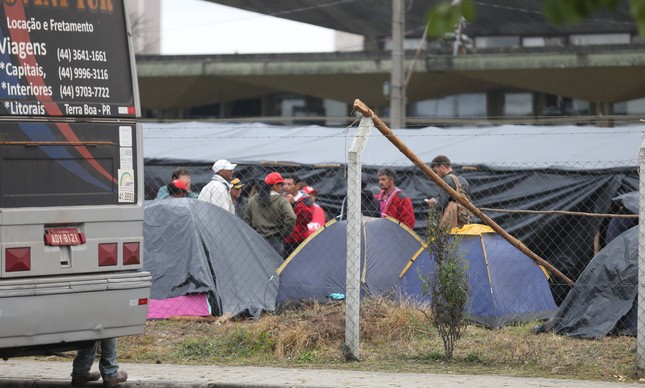 Apoiadores de Lula acampam em Curitiba
