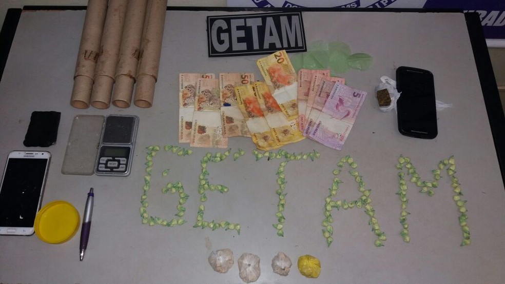 Roj&otilde;es, droga, dinheiro, balan&ccedil;a e celulares apreendidos em Dourados (Foto: Pol&iacute;cia Militar/Divulga&ccedil;&atilde;o)