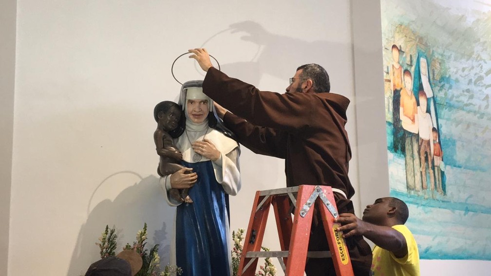 O frei João Paulo colocou a auréola na imagem de Santa Dulce dos Pobres, no santuário dela, na Cidade Baixa, em Salvador — Foto: João Souza/ G1