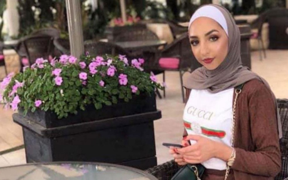 Israa Ghrayeb, 21 anos, morreu no mÃªs passado vÃ­tima do que parece ser um 'crime de honra' cometido por seu prÃ³prio irmÃ£o, Ihab, por ordem do pai â€” Foto: Facebook/RFI