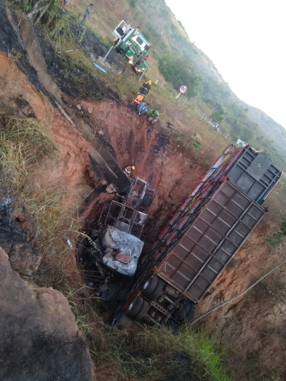Duas pessoas morreram após carreta cair em barranco às margens da BR-259 — Foto: Corpo de Bombeiros/Divulgação