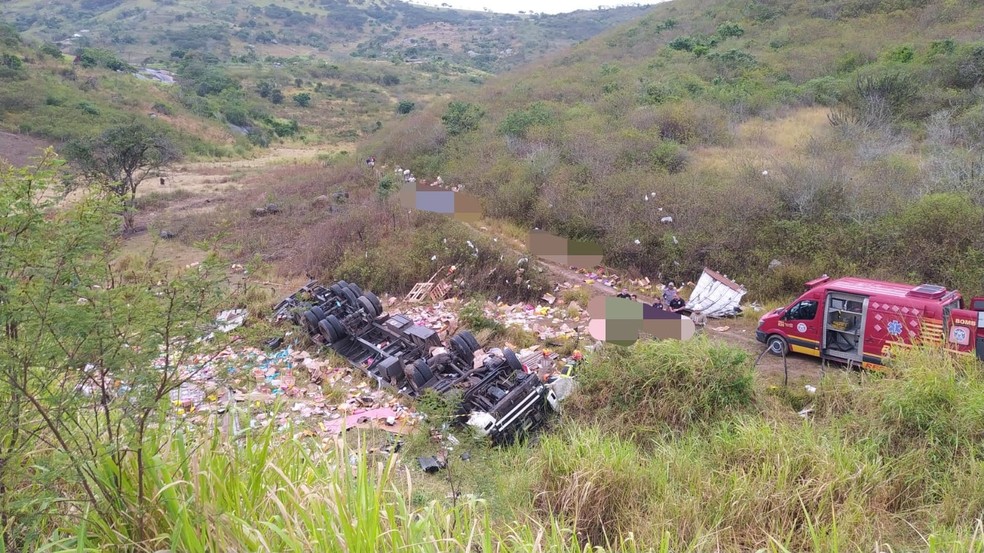 Acidente ocorreu em Panelas, no Agreste, e o motorista morreu — Foto: Divulgação/PRF