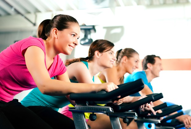 Começar a se exercitar com algum amigo é um bom incentivo para continuar as atividades (Foto: Shutterstock)