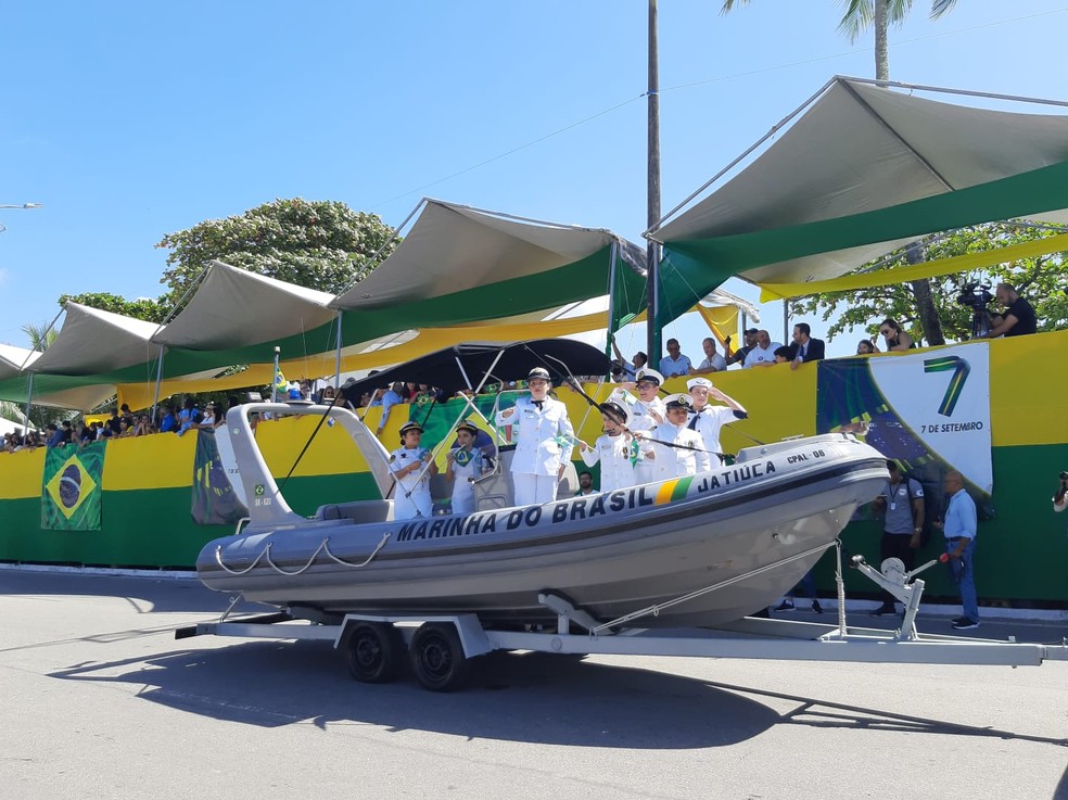 Militares da Marinha participam do desfile da Independência do Brasil em Alagoas — Foto: Ana Clara Pontes/g1