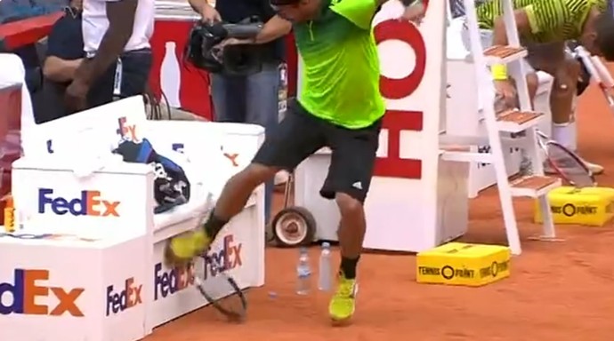 Fabio Fognini se irrita e quebra raquete durante jogo em Hamburgo (Foto: Reprodução/Tennis TV)