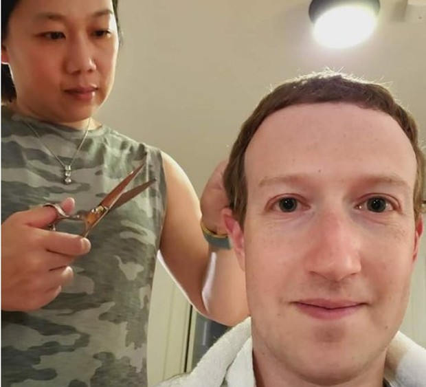 Priscilla Chan corte o cabelo de Mark Zuckerberg na quarentena (Foto: Reprodução/Facebook)
