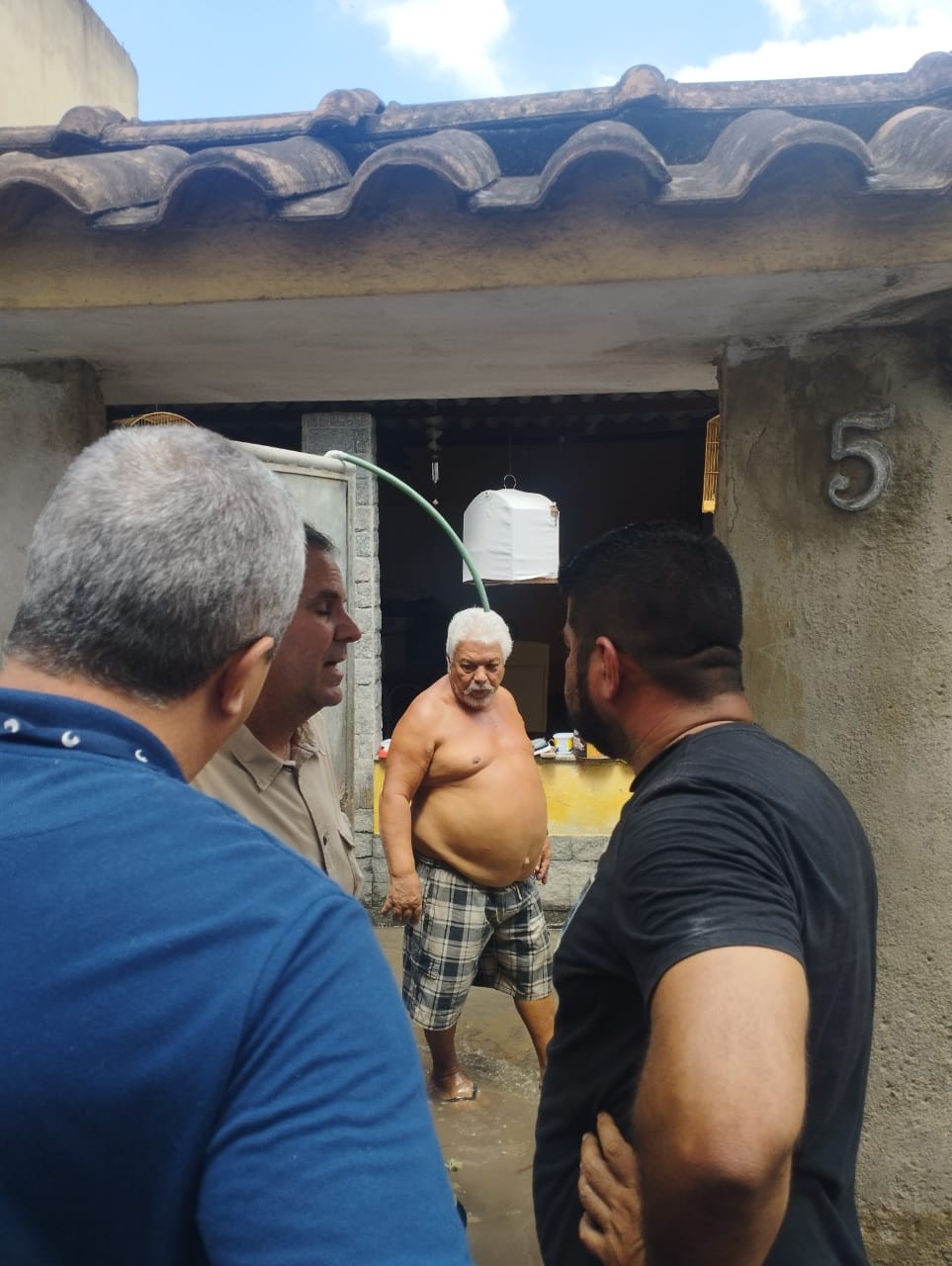 O prefeito Eduardo Paes foi ao local do rompimento de uma adutora no bairro de Santíssimo , Zona Oeste do Rio, visitar os moradores e ver os estragos causados