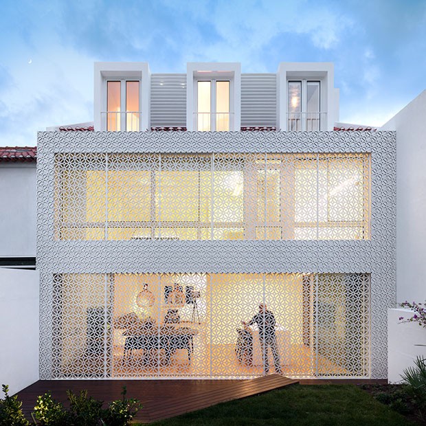 Elementos vazados vestem casa como uma renda portuguesa (Foto: FG+SG - Fotografia de Arquitectura/Divulgação)