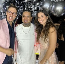 Aniversário de casamento de Fábio Porchat e Nataly Mega teve Rodriguinho como atração — Foto: Reprodução/Instagram