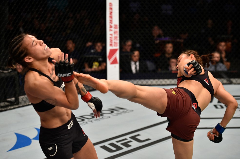 Yan Xiaonan acerta um belo chute alto na havaiana Kailin Curran no UFC China (Foto: Getty Images)