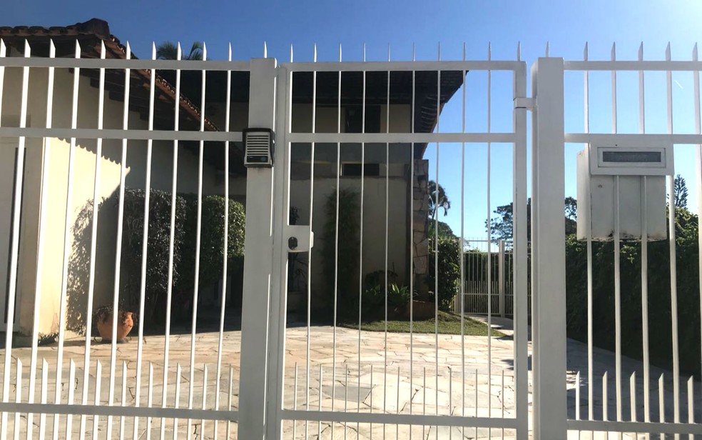 Fachada da casa no Lago Sul, em Brasília, onde ocorreu ataque de abelhas que matou 15 cachorros (Foto: Letícia Carvalho/G1)