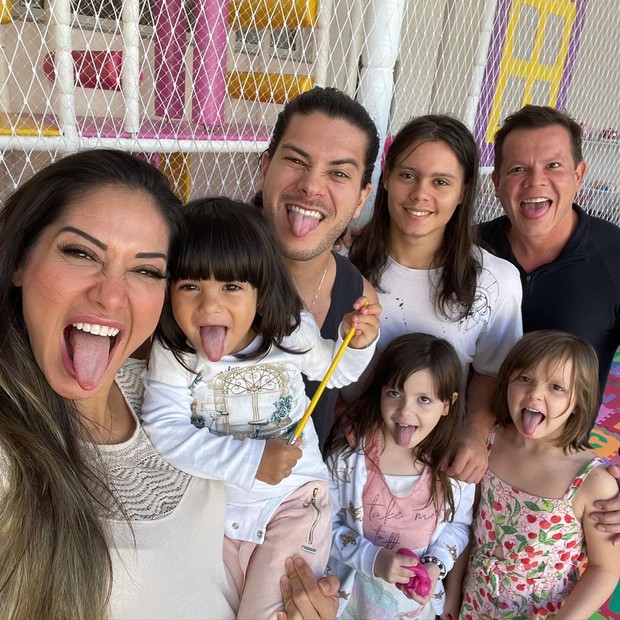 Mayra Cardi posa com ex-maridos e filhos (Foto: Reprodução/Instagram)
