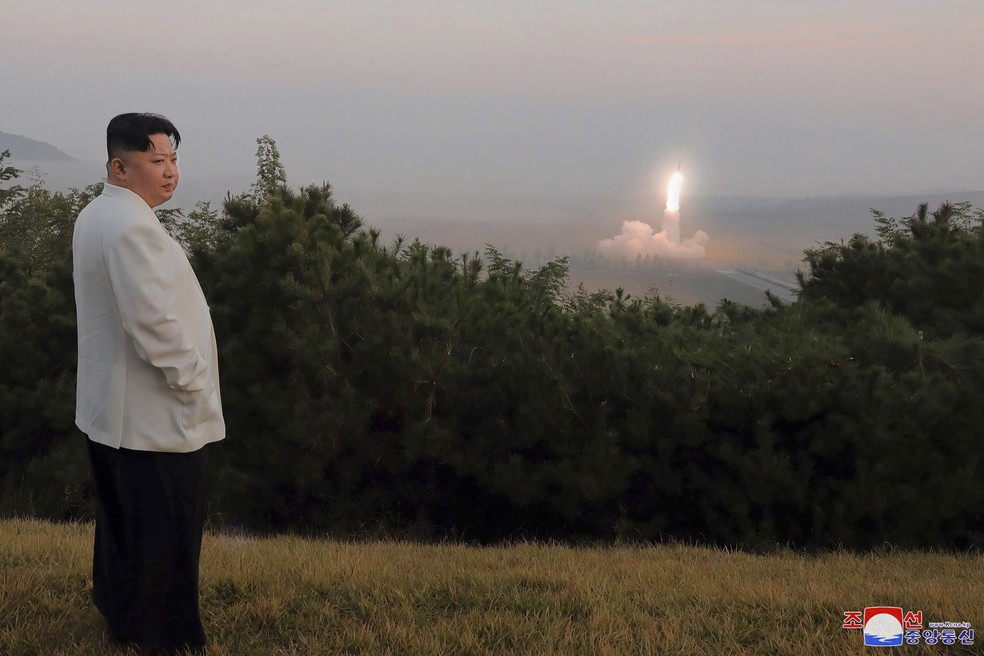 O líder norte-coreano Kim Jong Un inspeciona um teste de míssil em um local não revelado na Coreia do Norte, em operação realizada há mais de um mês. — Foto: Korean Central News Agency/Korea News Service via AP, File