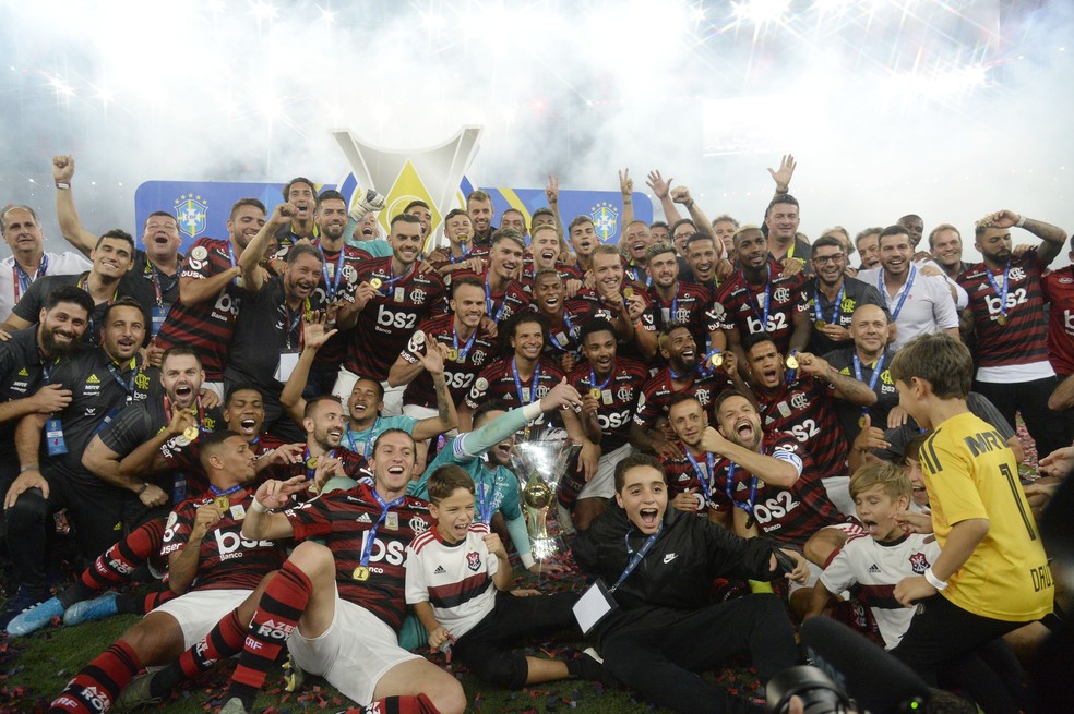 Flamengo levanta taça de campeão brasileiro — Foto: André Durão