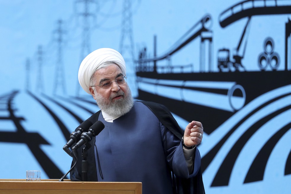 Hassan Rohani, presidente do Irã, durante conferência de imprensa nesta segunda-feira (26) — Foto: Iranian Presidency Office via AP