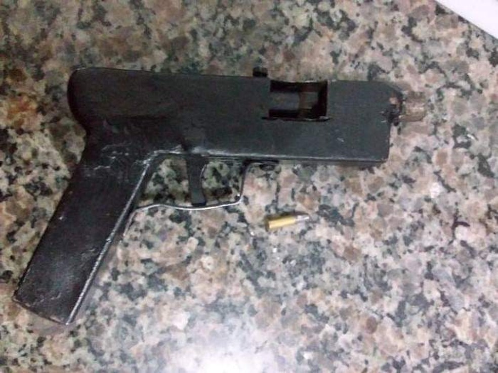 Arma usada em assalto com reféns foi apreendida — Foto: PM/Divulgação