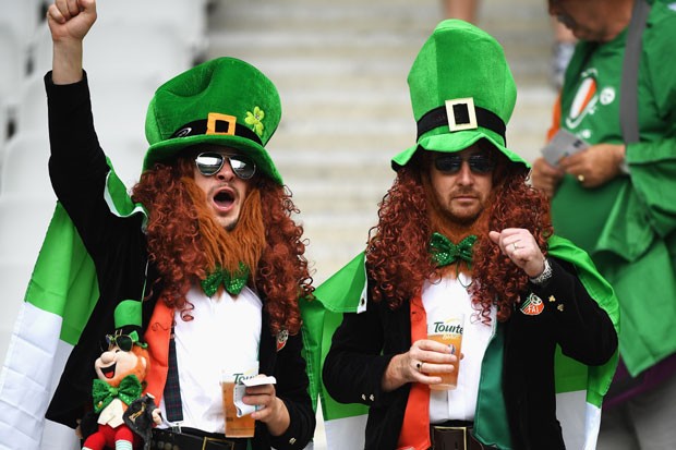 Irlandeses torcem em jogo contra a Suécia (Foto: Getty Images)
