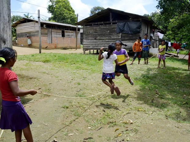 Apesar do avanço tecnológico, algumas brincadeiras ainda são preservadas (Foto: Abinoan Santiago/G1)