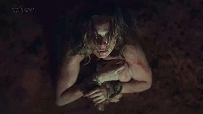 Bruna aparece amarrada dentro de um buraco (Foto: TV Globo)