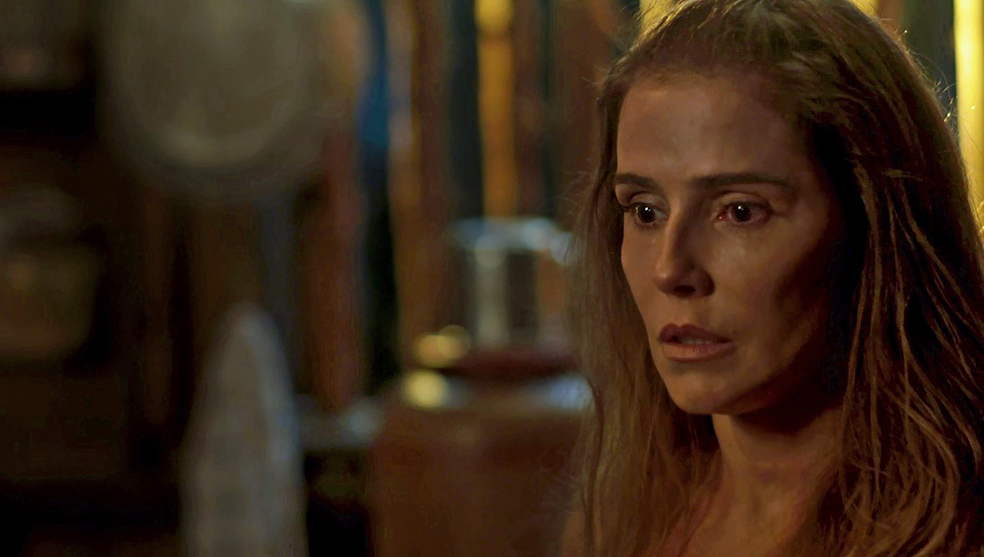 Karola fica sem reação ao encontrar a rival segurando o próprio filho (Foto: TV Globo)