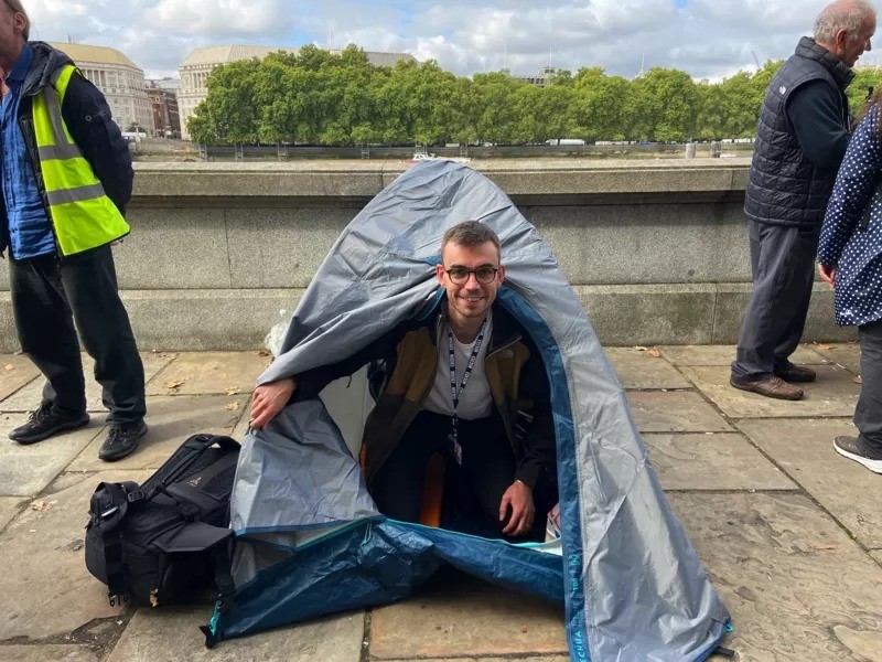 Kristian Johnson, da BBC, juntou-se às pessoas que acamparam para garantir que conseguiriam ver o caixão da rainha Elizabeth 2ª (Foto: BBC)