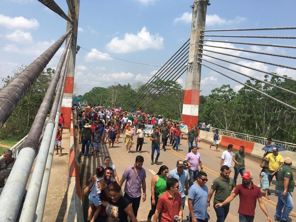 Protesto ocorreu nesse domingo na Ponte da Integração, na fronteira do Acre com o Peru — Foto: Arquivo pessoal