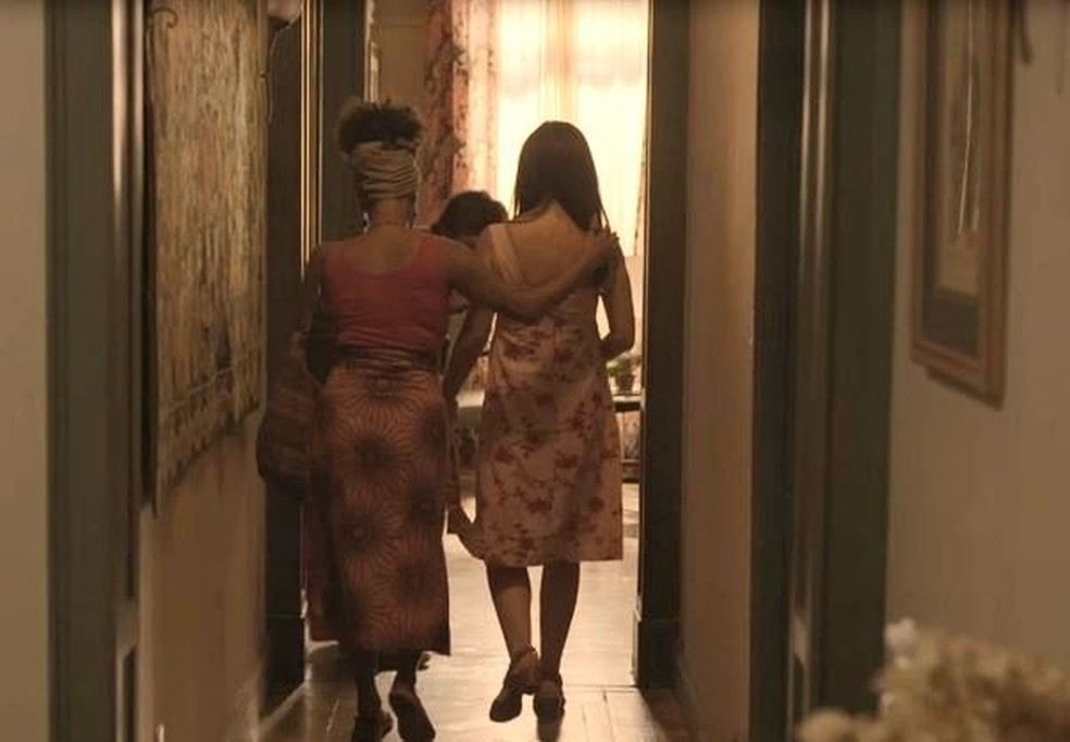 Os três saem juntos para marcar a cesárea de Thelma (Adriana Esteves) em 'Amor de Mãe' — Foto: Globo
