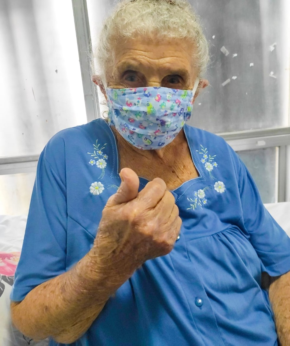 Idosa Paula Morais, de 97 anos, recebeu alta — Foto: Cedida