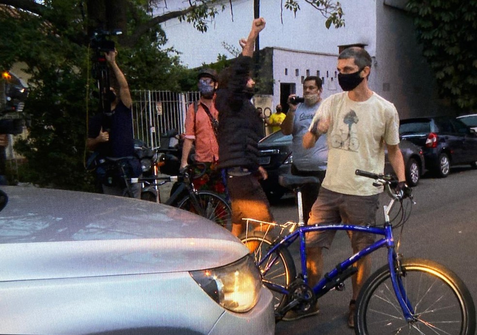Ciclistas protestam no 14º Distrito Policial de Pinheiros, na Zona Oeste, onde o suspeito de matar a ciclista Marina Kohler Harkot foi ouvido.  — Foto: Abraão Cruz/TV Globo 
