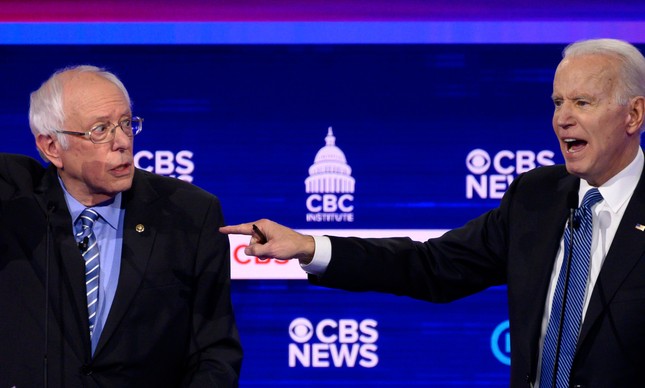Joe Biden (D) faz ataque a Bernie Sanders durante debate democrata na Carolina do Sul