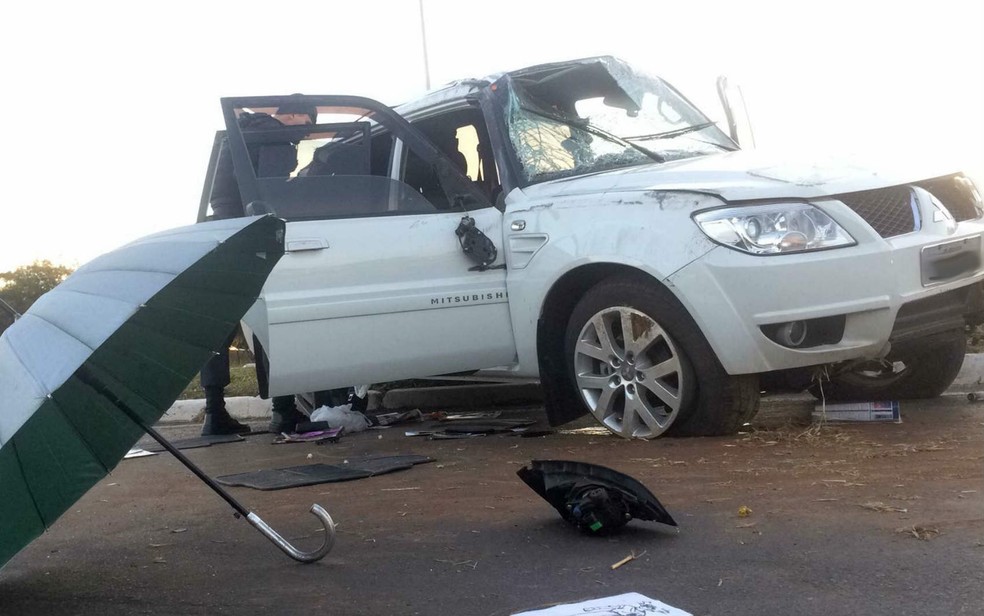 Carro roubado que se envolveu em acidente no Eixão Sul, no DF (Foto: Fabiano Andrade/TV Globo)