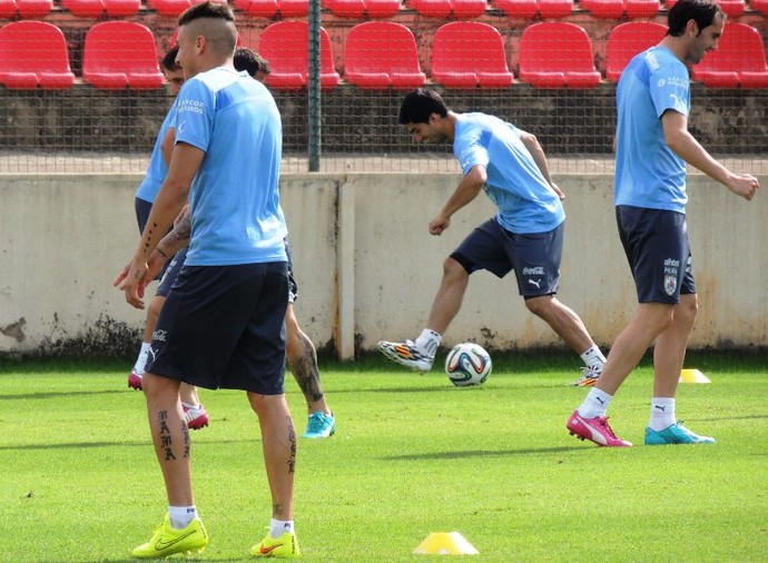 suarez treino arena do jacaré sete lagoas uruguai copa (Foto: Lucas Rizzatti/GloboEsporte.com) suarez treino arena do jacaré sete lagoas uruguai copa (Foto: Lucas Rizzatti/GloboEsporte.com)