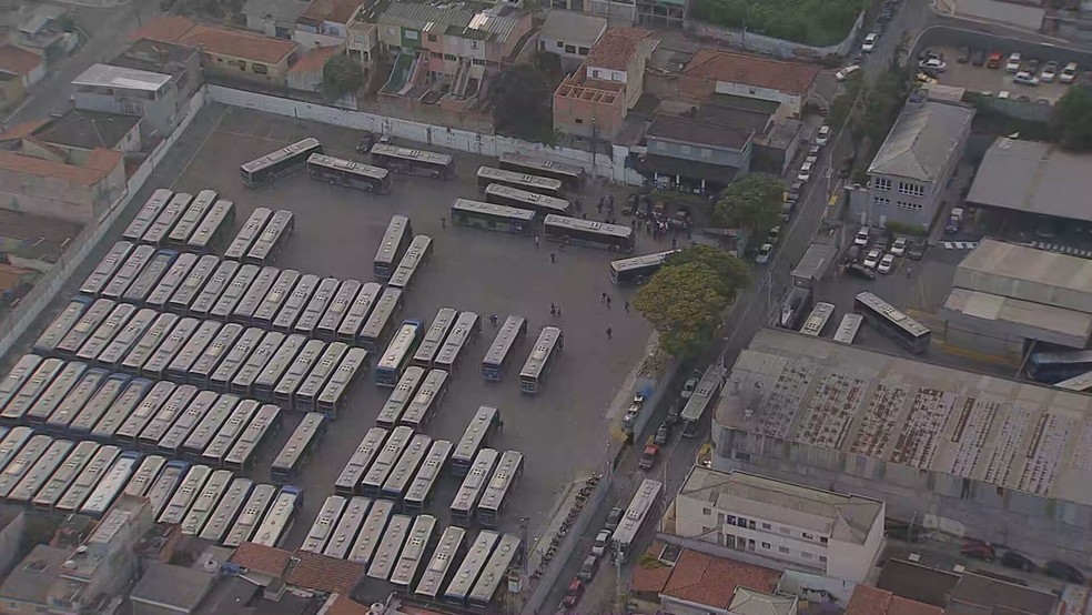 Manifestação de motoristas e cobradores de ônibus paralisa operação de 33 linhas em SP — Foto: Reprodução/TV Globo