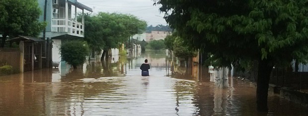 G1 - Após temporal, Esteio ainda tem ruas alagadas nesta quinta