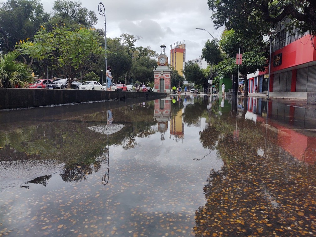 Nível do Rio Negro sobe e água chega à Praça do Relógio, Centro Histórico de Manaus — Foto: Eliana Nascimento/G1 AM