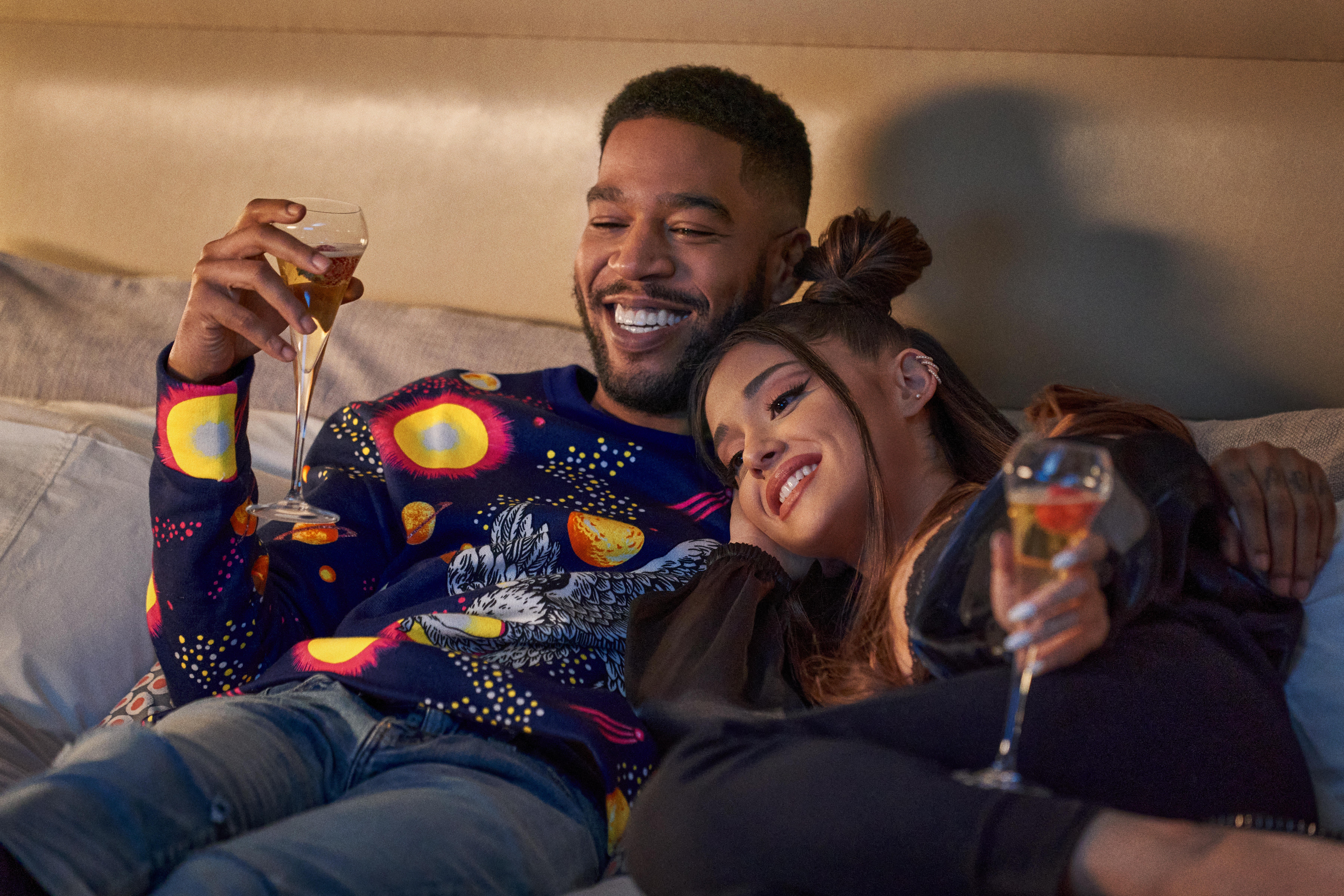 DON'T LOOK UP (L to R) SCOTT MESCUDI (KID CUDI) as DJ CHELLO, ARIANA GRANDE as RILEY BINA. Cr. NIKO TAVERNISE/NETFLIX © 2021 (Foto: NIKO TAVERNISE/NETFLIX)